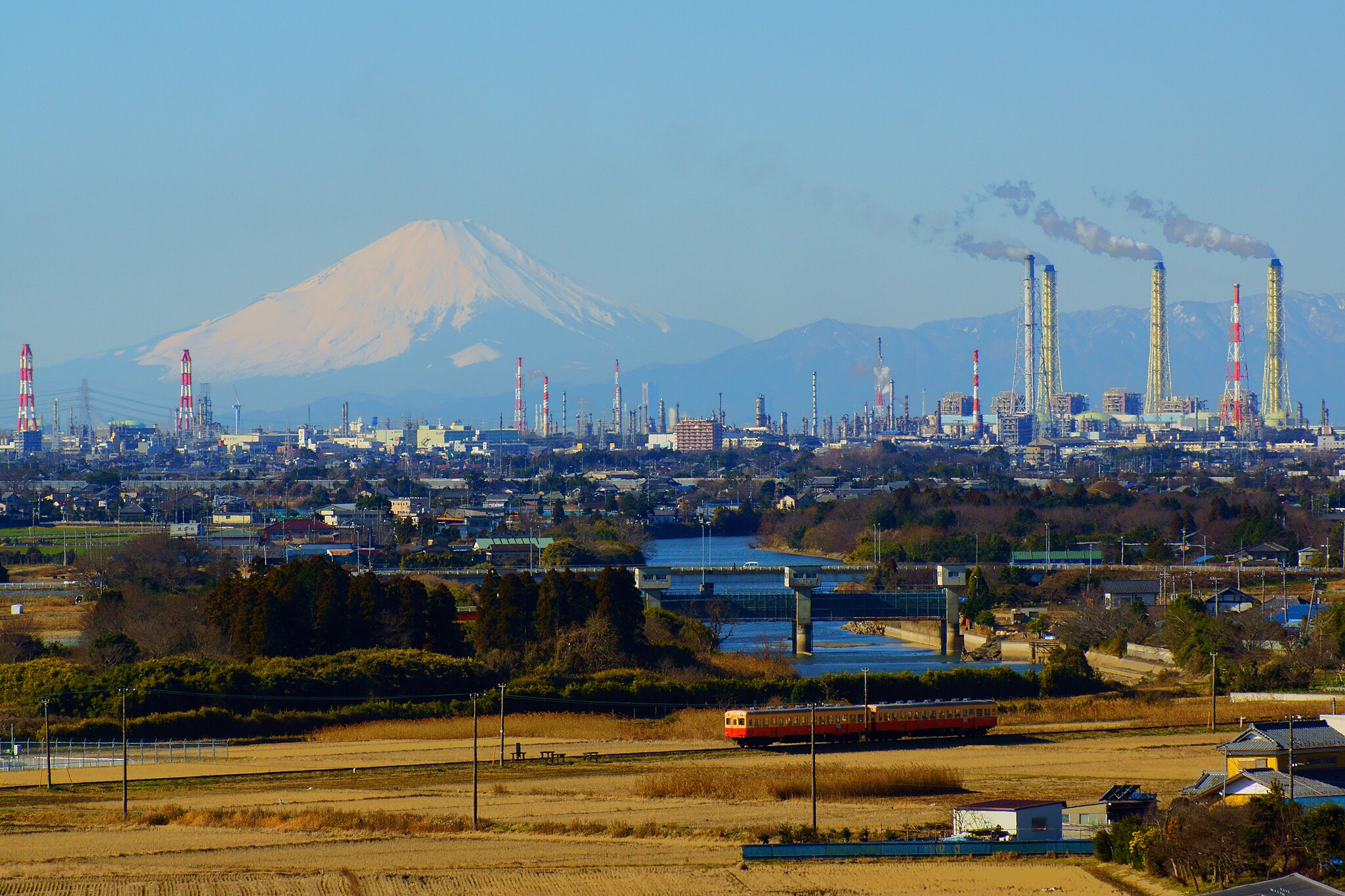 Mt. Fuji and Keiyo petrochemical complex, image by Nanashinodensyaku via Wikimedia Commons