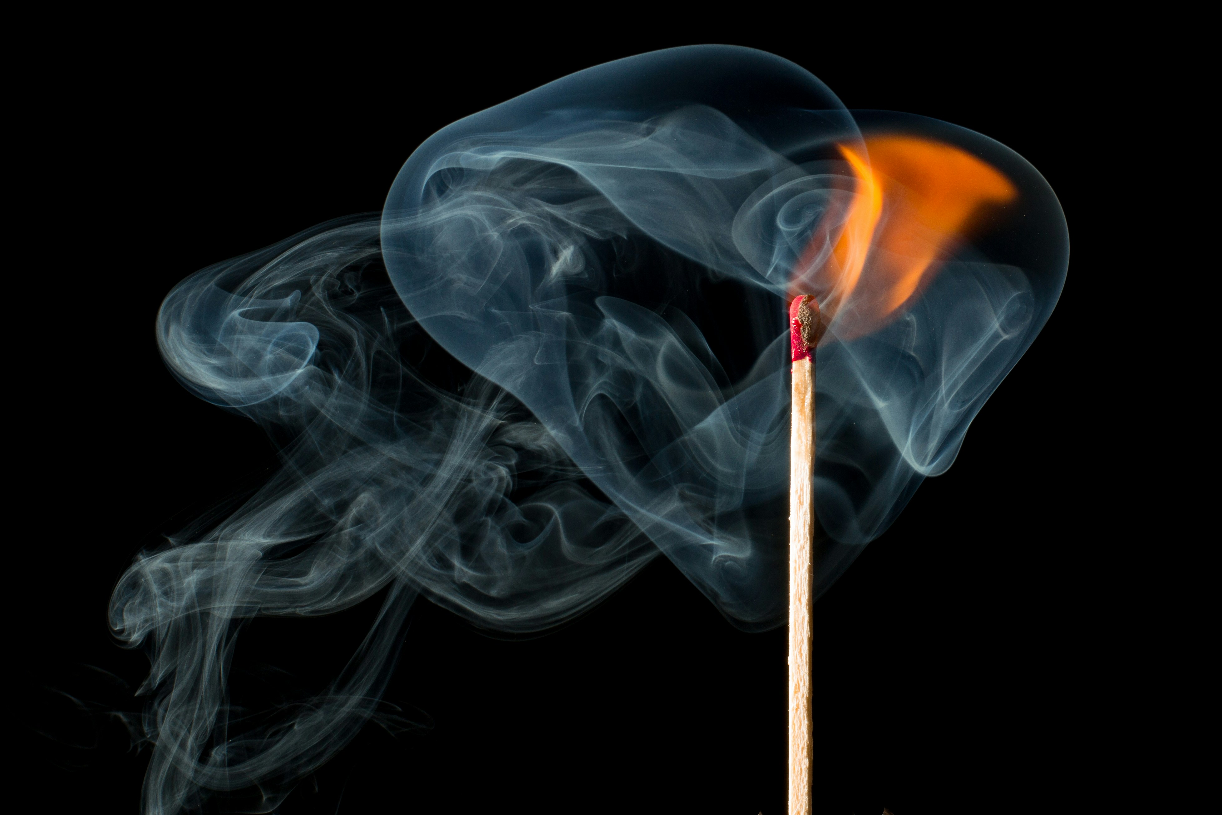 <a href="https://unsplash.com/ja/%E5%86%99%E7%9C%9F/%E7%85%99%E3%81%A7%E7%87%83%E3%81%88%E3%82%8B%E6%A3%92-eDZYvN0UxhE?utm_source=unsplash&utm_medium=referral&utm_content=creditCopyText">Unsplash</a>の<a href="https://unsplash.com/ja/@hg_photo?utm_source=unsplash&utm_medium=referral&utm_content=creditCopyText">Herbert Goetsch</a>が撮影した写真の<a href="https://unsplash.com/ja/@hg_photo?utm_source=unsplash&utm_medium=referral&utm_content=creditCopyText">Herbert Goetsch</a>が撮影したイラスト素材
      