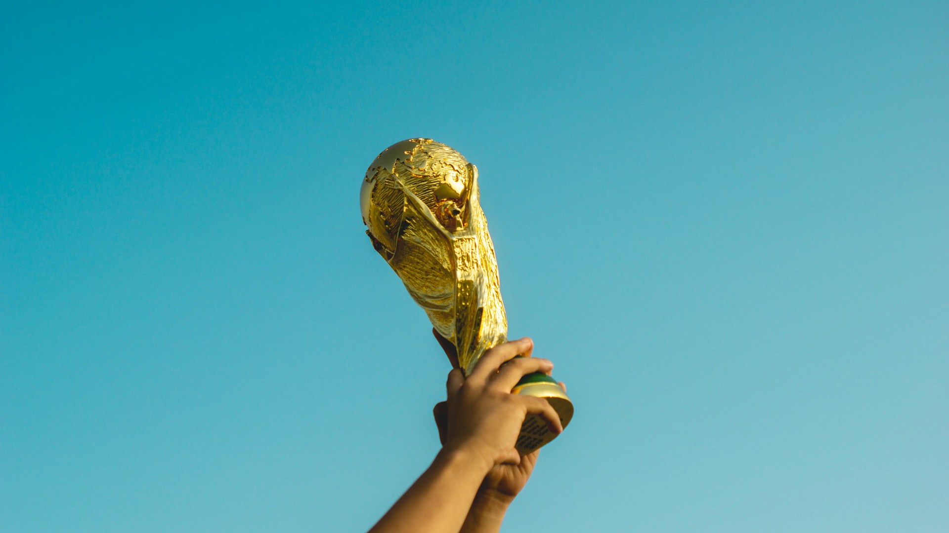 <a href="https://unsplash.com/ja/%E5%86%99%E7%9C%9F/%E9%87%91%E3%81%AE%E3%83%88%E3%83%AD%E3%83%95%E3%82%A3%E3%83%BC%E3%82%92%E6%8C%81%E3%81%A3%E3%81%A6%E3%81%84%E3%82%8B%E4%BA%BA-AmhdN68wjPc?utm_source=unsplash&utm_medium=referral&utm_content=creditCopyText">Unsplash</a>の<a href="https://unsplash.com/ja/@fznsr_?utm_source=unsplash&utm_medium=referral&utm_content=creditCopyText">Fauzan Saari</a>が撮影した写真の<a href="https://unsplash.com/ja/@fznsr_?utm_source=unsplash&utm_medium=referral&utm_content=creditCopyText">Fauzan Saari</a>が撮影したイラスト素材
      